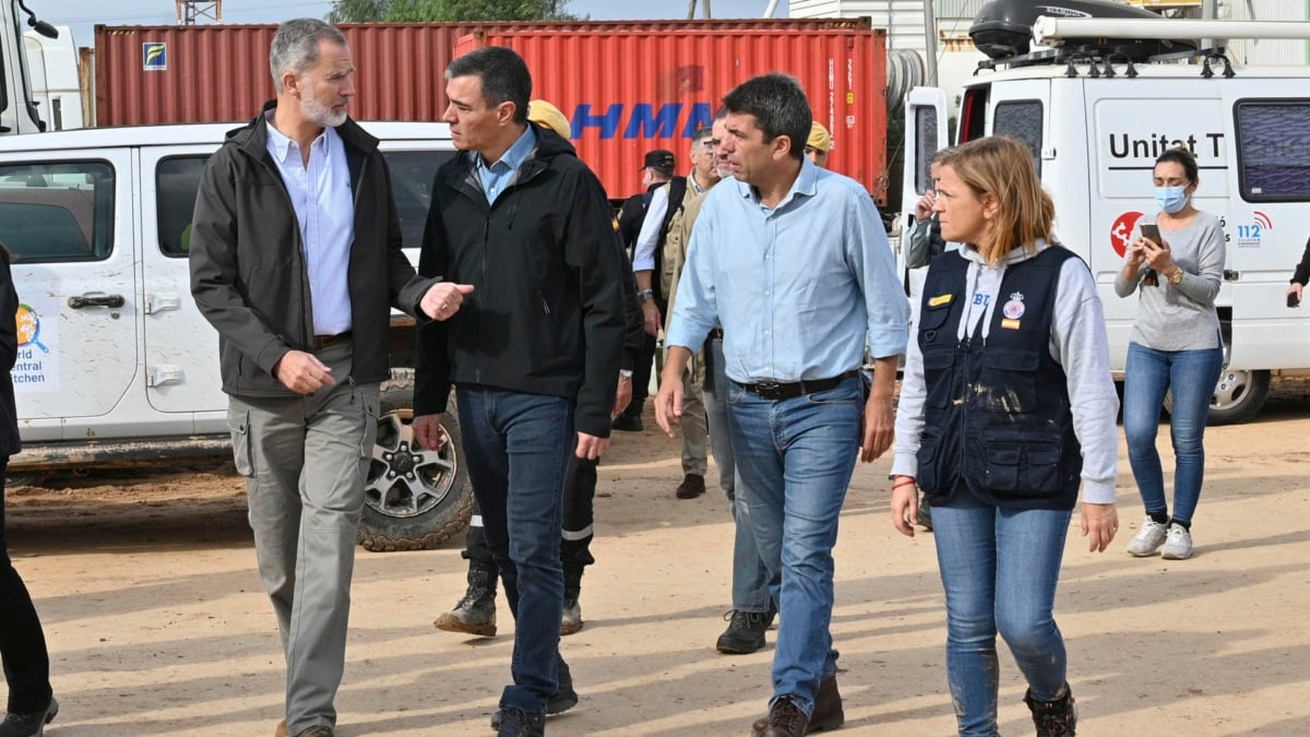 El presidente del Gobierno, Pedro Sánchez, junto al rey Felipe, el presidente de la Generalitat de Valencia, Carlos Mazón , y la delegada del Gobierno Pilar Bernabé, durante su visita al puesto de mando de Valencia, este domingo.