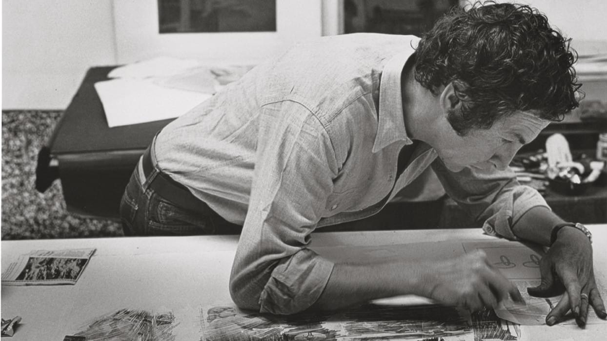 Robert Rauschenberg trabajando en su estudio de Lafayette Street, Nueva York, en 1968.
