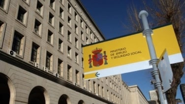 El paro cae en 16.000 personas en noviembre y la Seguridad Social pierde 30.000 afiliados