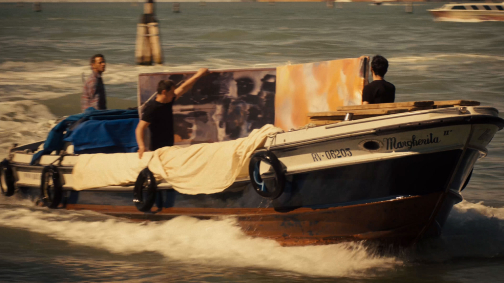 Fotograma de la escena de 'Taking Venice' en el que se recrea el traslado de las obras de Rauschenberg del consulado al pabellón de Il Giardini.