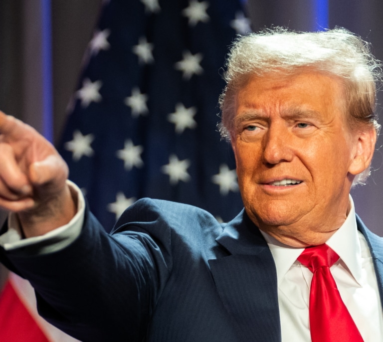 Trump elige a Scott Bessent para el Tesoro y a un exjugador de fútbol americano para Vivienda