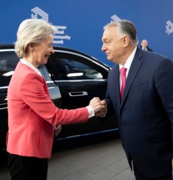 Bruselas responde a Orbán que el pacto migratorio es de obligado cumplimiento