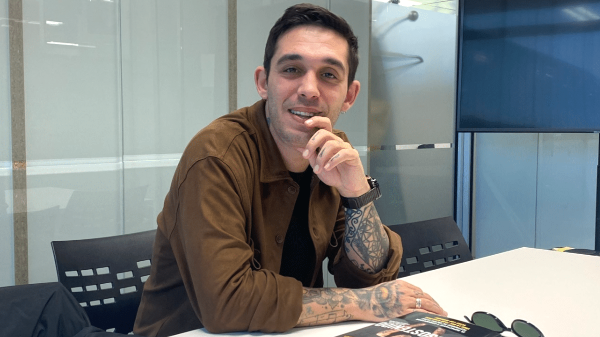 Víctor Elías, en las oficinas de Planeta con su libro, #YoSostenido.