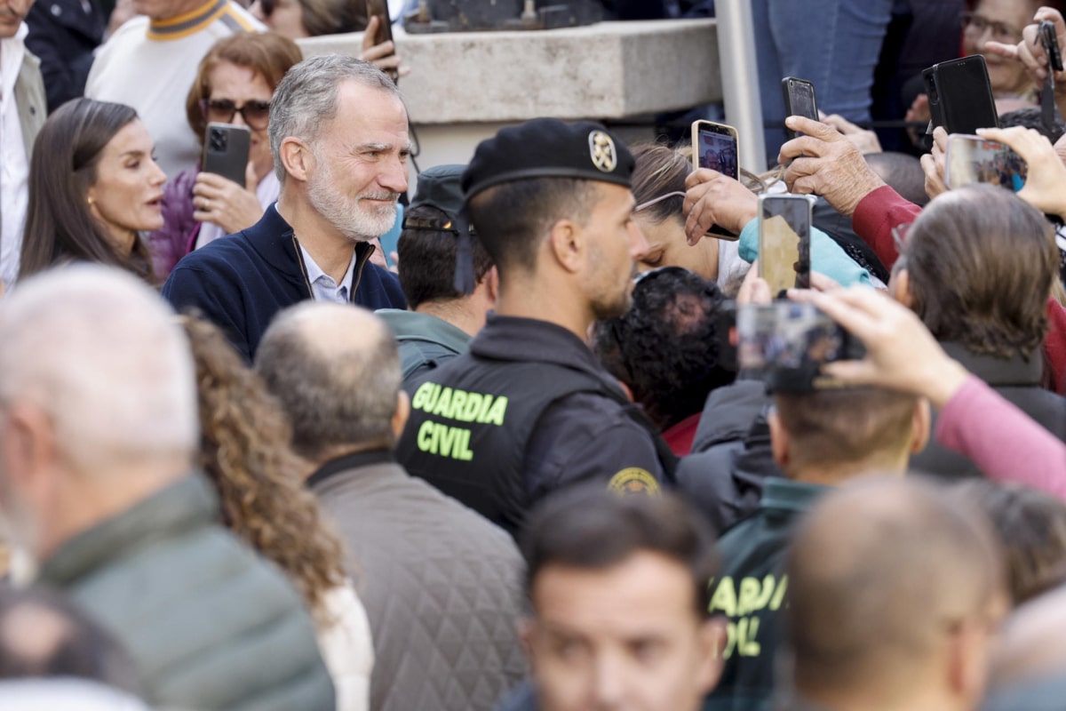 Aplausos y gritos de apoyo a los reyes en su regreso a Valencia