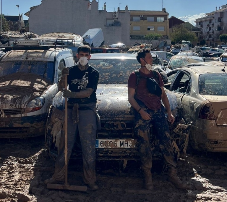 20 kilómetros a pie para ayudar en Catarroja: "Hay sitios donde la catástrofe parece que ocurrió ayer"
