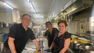 El Canario, el único bar abierto de Chiva con comida caliente por primera vez