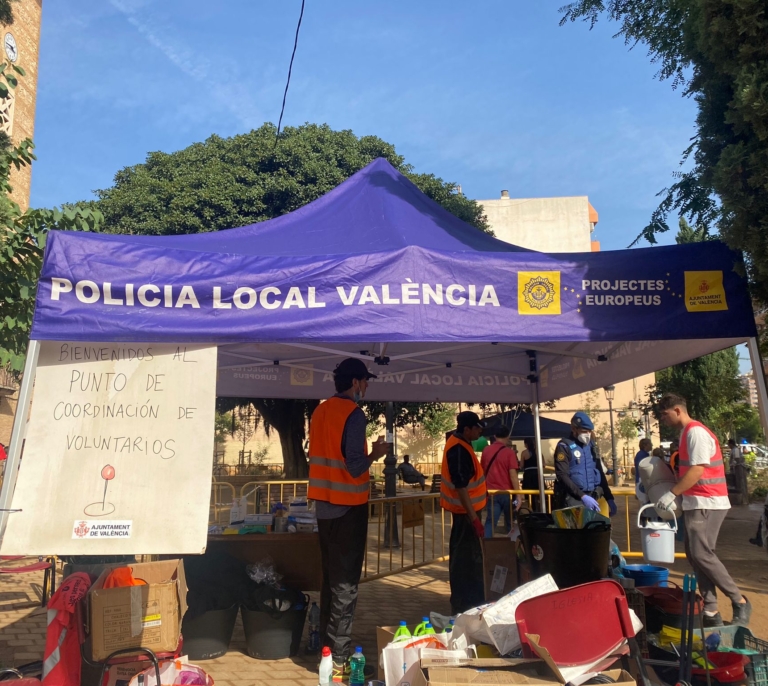 La ayuda masiva y la falta de organización en Valencia provocan el caos