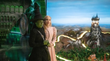 Ariana Grande y Cynthia Erivo en un fotograma de 'Wicked'.