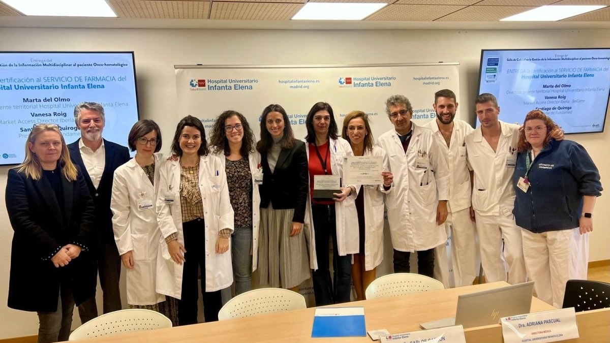 Directivos del Hospital Universitario Infanta Elena con con los miembros del servicio de Farmacia Oncológico y de Hematología