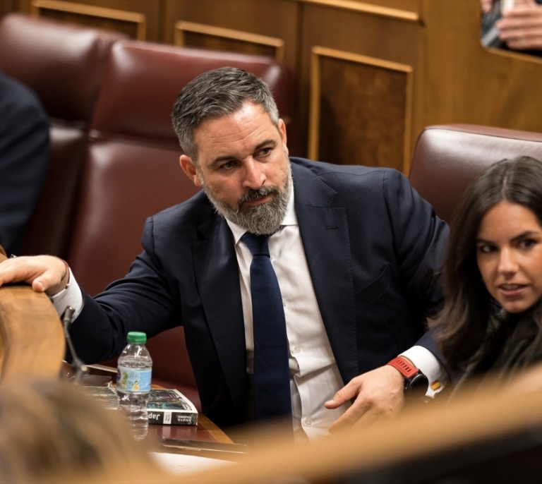 Vox amenaza con tumbar los presupuestos regionales del PP si cede ahora al Gobierno en su vuelta a la mesa de inmigración