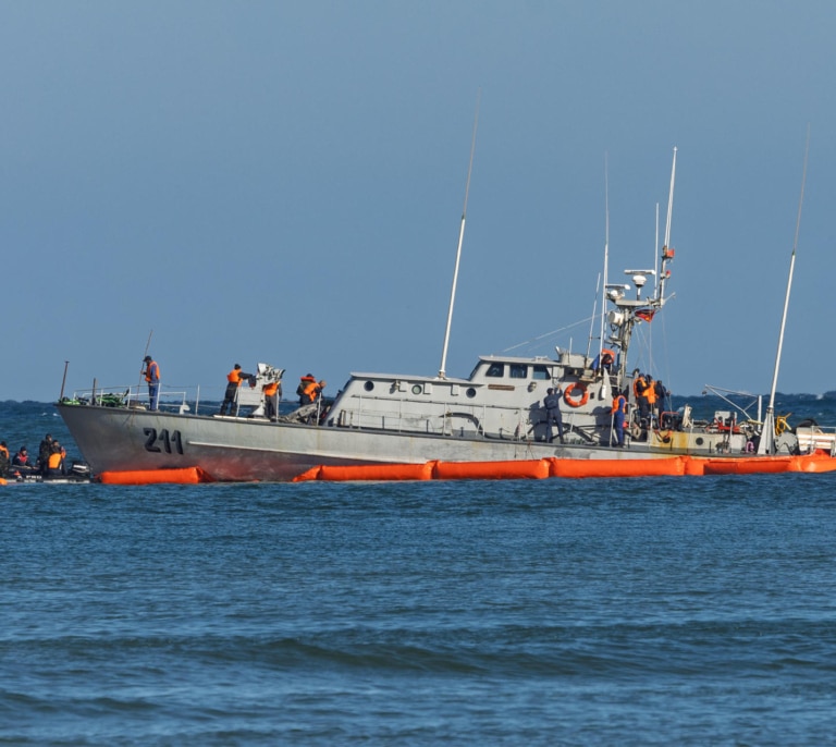 Marruecos pide ayuda a España para reflotar su patrullera encallada en Melilla 
