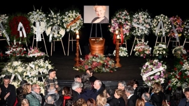 Galería | Amigos y compañeros de profesión despiden a Marisa Paredes en el Teatro Español