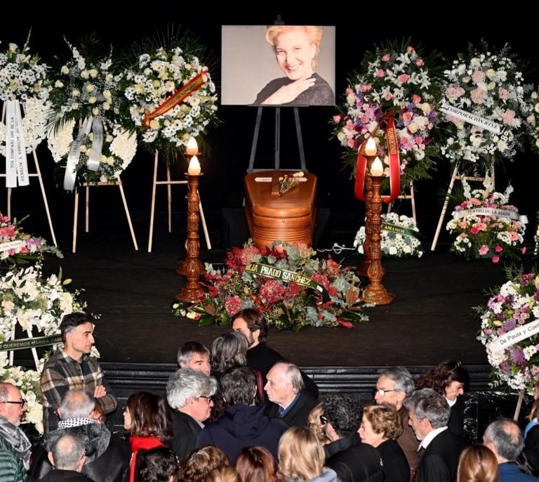 Galería | Amigos y compañeros de profesión despiden a Marisa Paredes en el Teatro Español