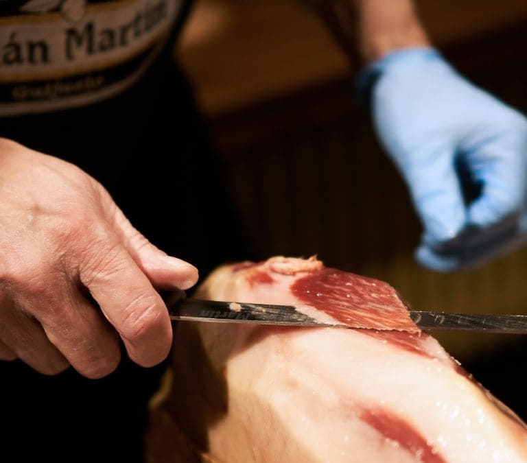 La mejor forma de cortar y conservar el jamón ibérico esta Navidad