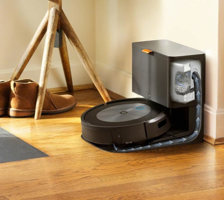 ¡Chollazo! Amazon rebaja a 400€ (antes 1.000) el impresionante robot aspirador iRobot Roomba j7+