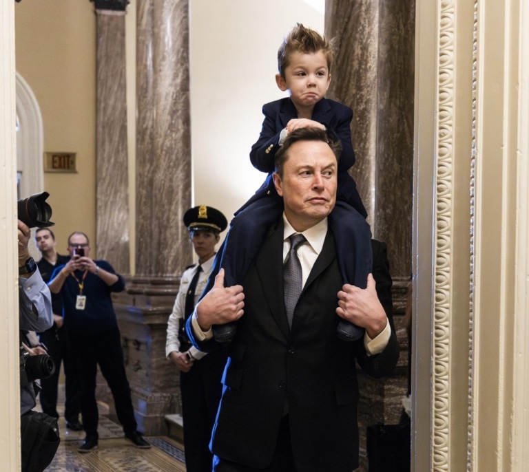¿Fin de la luna de miel? El círculo duro de Trump se lanza contra Elon Musk: "Es un maldito lastre"