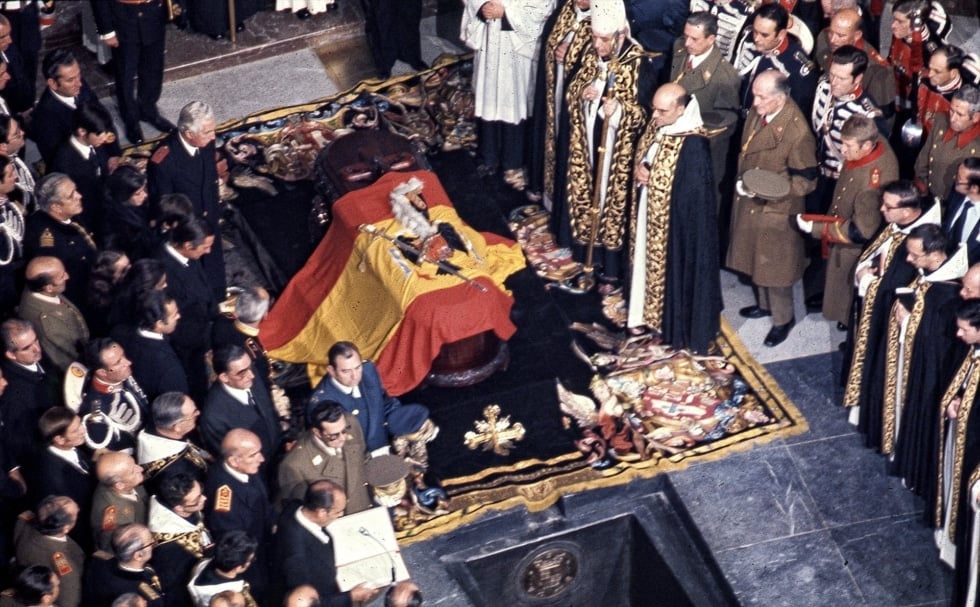Vista del féretro, tapado por la bandera y el escudo de España durante el franquismo, que contiene el cuerpo del dictador Francisco Franco, antes de su sepultura en el interior de la Basílica del Valle de los Caídos. 23 de noviembre de 1975.