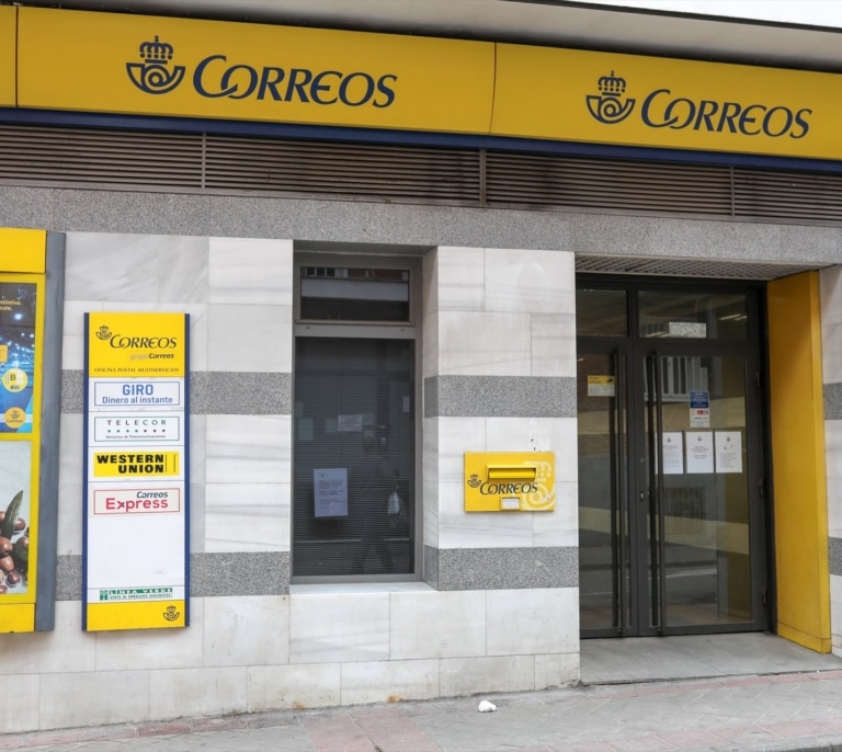 Correos, designado por el Gobierno como operador postal universal hasta 2030 en plena crisis de la compañía pública