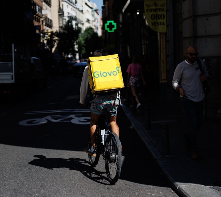 Glovo cambia de modelo y contratará a sus repartidores en España