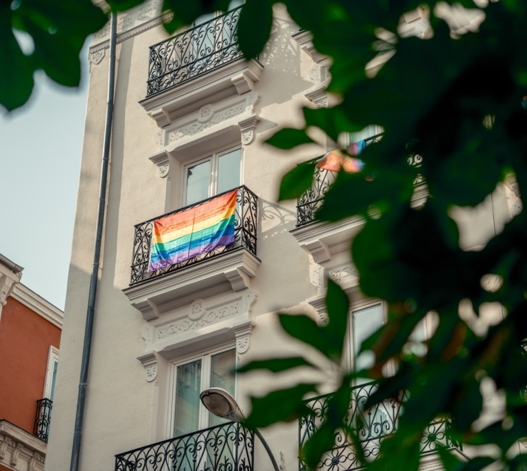 El Supremo considera que la bandera LGTBI no es un "símbolo de significación partidista" y avala que se cuelgue en edificios públicos