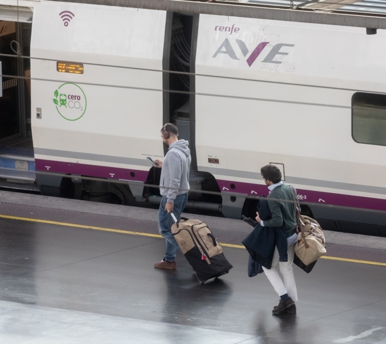Sánchez anuncia una prórroga de seis meses más en las ayudas al transporte público