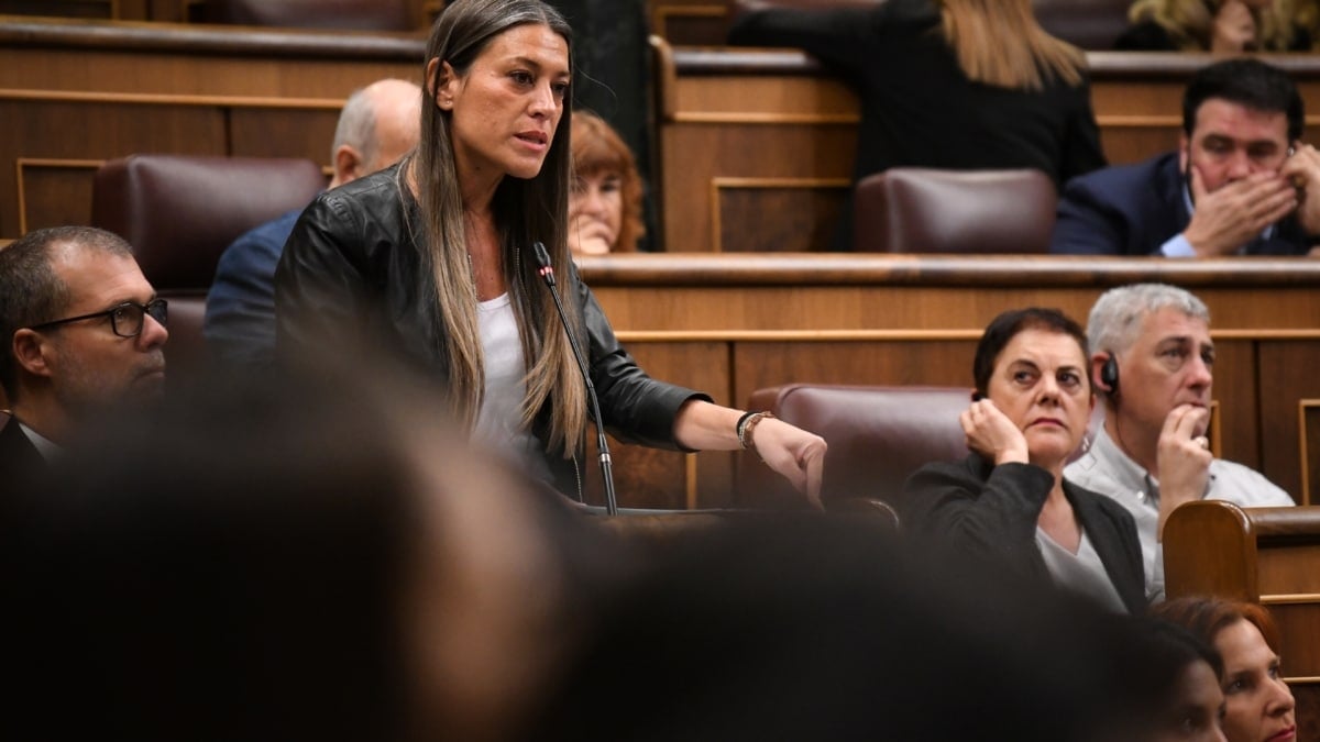 La portavoz de Junts en el Congreso, Miriam Nogueras, durante una sesión de control al Gobierno en el Congreso de los Diputados, a 11 de diciembre de 2024, en Madrid (España). El PP encara la sesión de control al Gobierno de hoy en el Congreso como un nuevo examen al Ejecutivo sobre la corrupción, que volverá a centrar las preguntas del primer partido de la oposición esta vez tras las nuevas revelaciones del empresario Víctor de Aldama, presunto conseguidor de la trama Koldo, que ha señalado a varios miembros del Ejecutivo. Fernando Sánchez / Europa Press 11 DICIEMBRE 2024;GOBIERNO;PLENO;CONGRESO;CORRUPCION 11/12/2024