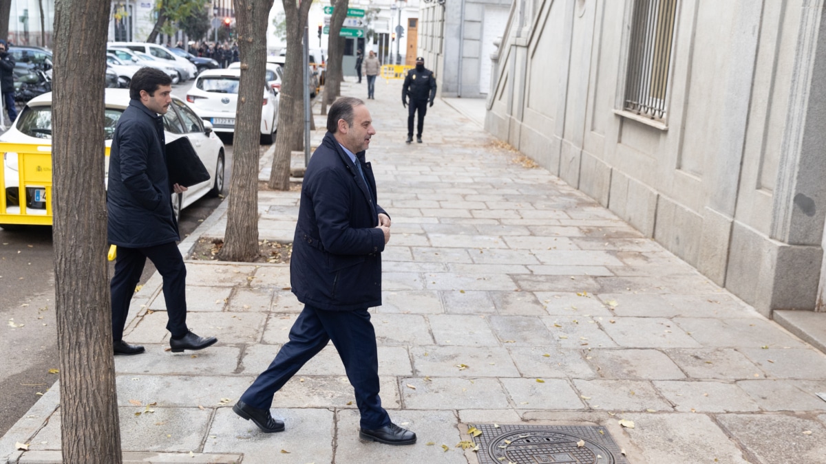 El exministro de Transportes José Luis Ábalos a su llegada este jueves a declarar en el Tribunal Supremo