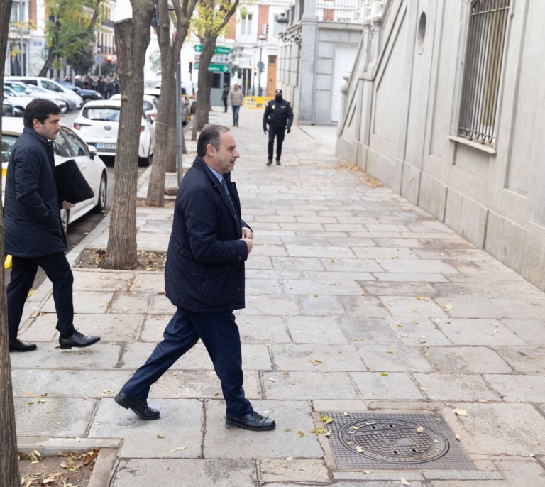 Ábalos no señala a Sánchez, niega comisiones y descarga parte de la responsabilidad en Koldo