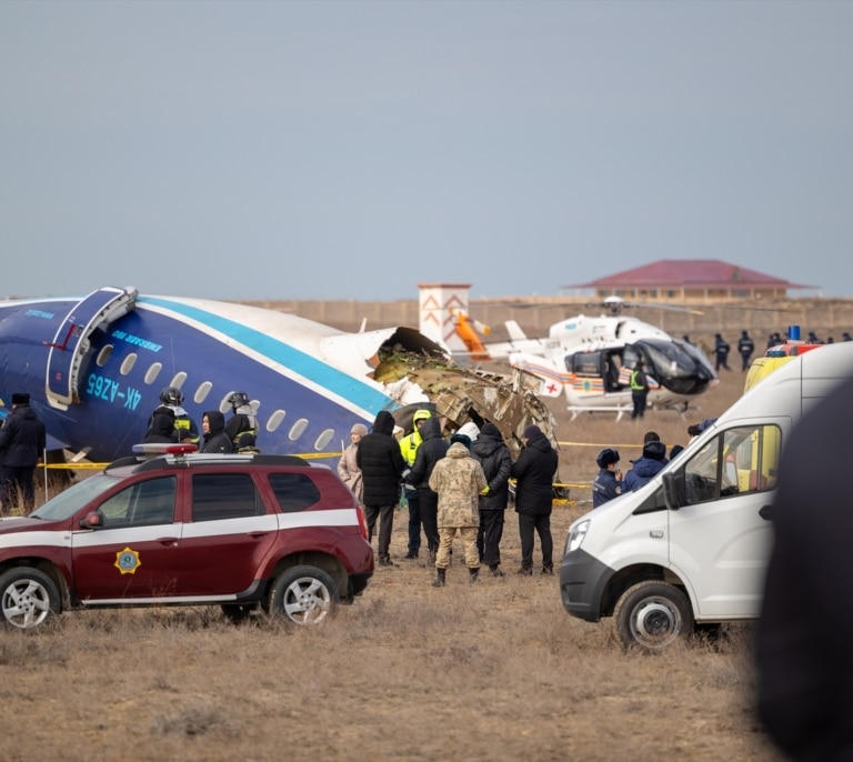 Azerbaiyán Airlines asegura que el avión siniestrado sufrió interferencias físicas y técnicas "externas" y apunta a Rusia