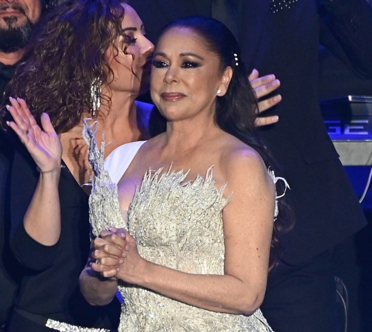 Isabel Pantoja emociona pero no llena en Starlite