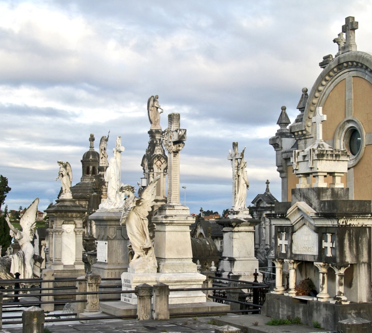 Un hombre desentierra el cadáver de su madre del cementerio de Avilés y se lo lleva a casa