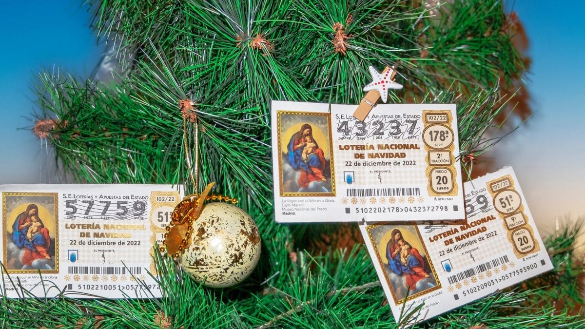 Árbol navideño con décimos de la Lotería de Navidad