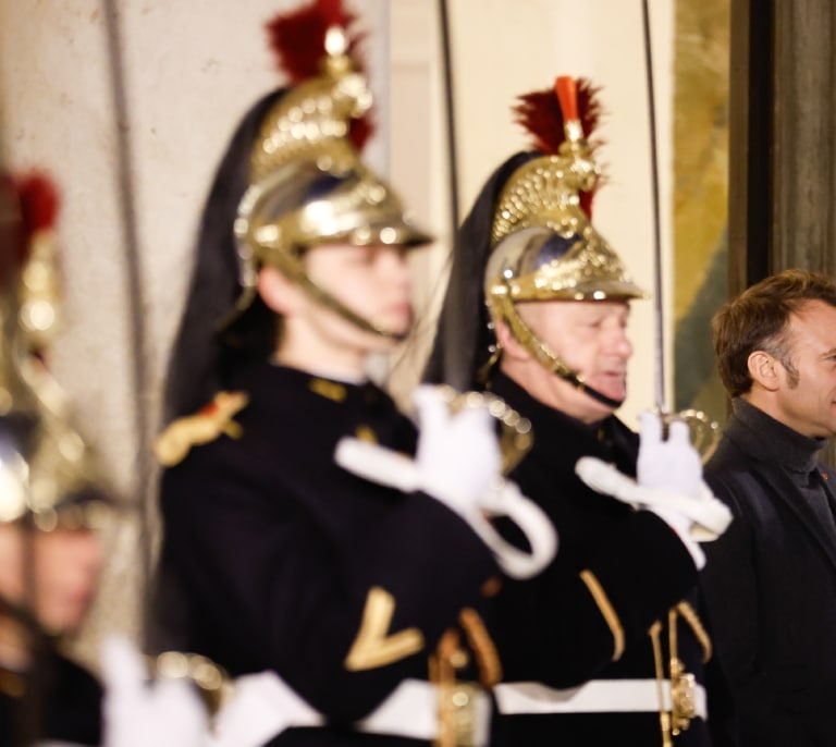 Macron, sin margen de maniobra en Francia, juega su carta internacional: de Trump a Tusk con el trasfondo de Ucrania