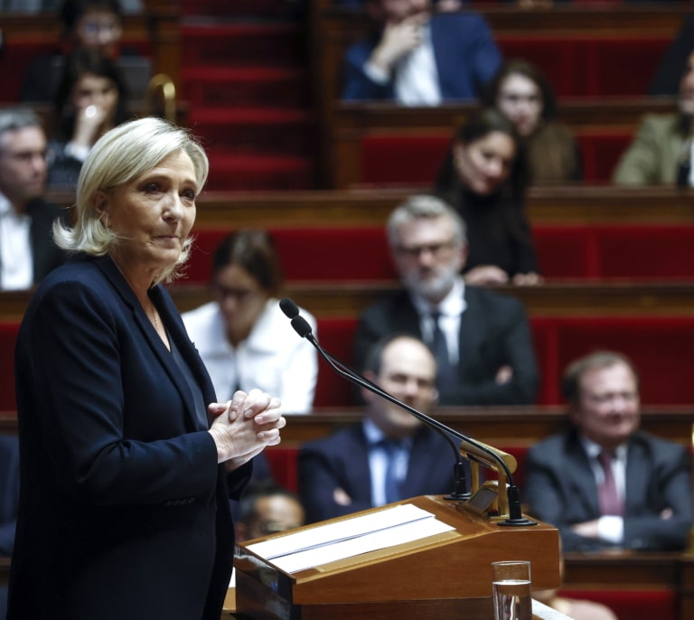 Le Pen y la ultraizquierda francesa tumban a Barnier a los tres meses de su elección por Macron