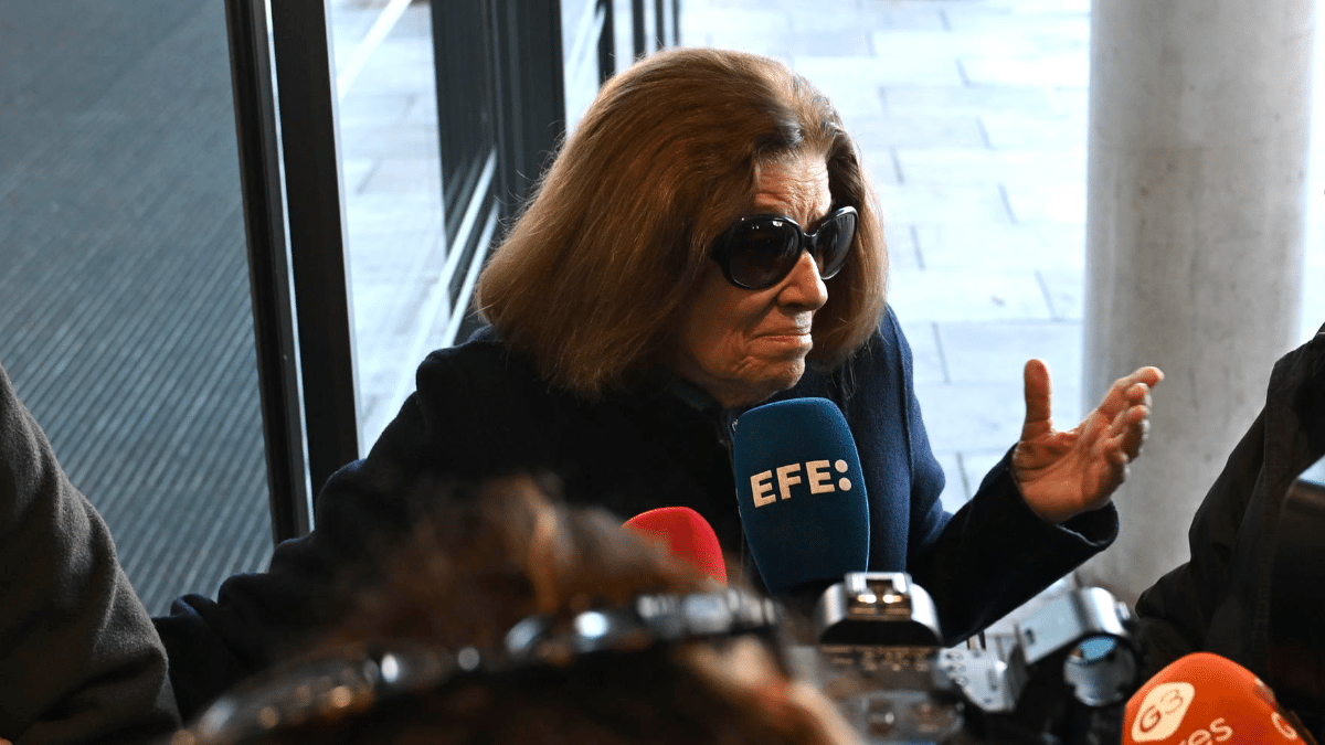 Natalia Figueroa, esposa de Raphael, a su llegada al hospital 12 de Octubre de Madrid, donde ha visitado este martes al cantante, que permanece en observación tras ingresar el pasado miércoles después de sentirse indispuesto durante la grabación de un programa de televisión. El cantante Raphael, quien se encuentra "muy bien", según ha asegurado este martes su hijo Manuel Martos, pasará esta Nochebuena en el hospital acompañado por su esposa, Natalia Figueroa. EFE/ Fernando Villar
