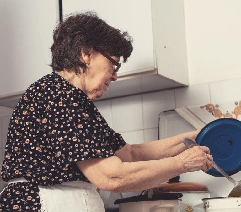 Las amas de casa en España ya pueden solicitar la pensión de 500 euros: estos son los requisitos básicos