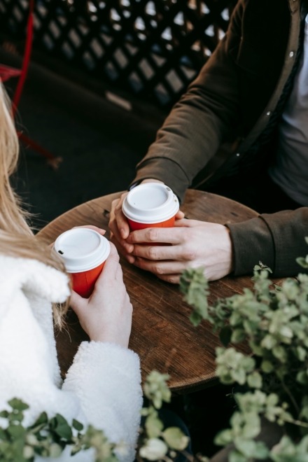 Dos personas tienen una cita en una cafetería. 