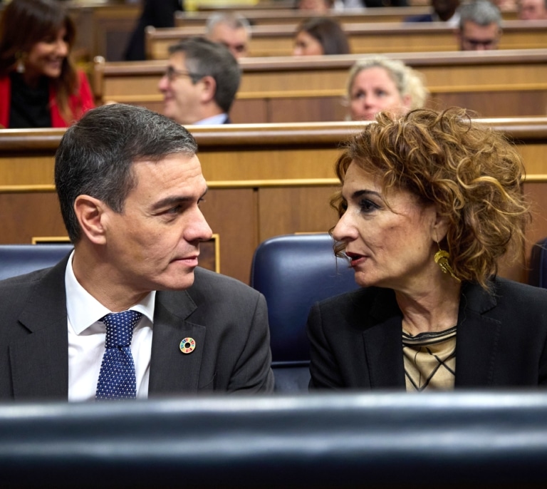 El Gobierno acuerda con ERC, Bildu y BNG mantener por decreto el gravamen a las energéticas