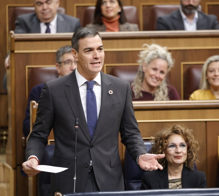 Feijóo censura la corrupción y la "carpeta vacía" del Gobierno y Sánchez le responde: "Ustedes al bulo y nosotros al BOE"