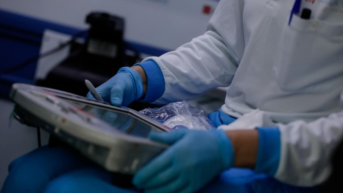 Imagen de archivo de una sanitaria consultando una tablet.