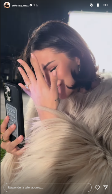 Selena Gomez ha compartido en stories el vídeo que demuestra que, en efecto, estaban en un set de rodaje cuando Benny Blanco le pidió matrimonio. 