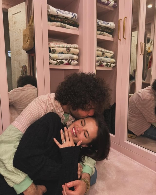 La romántica foto de Benny Blanco y Selena Gomez recién comprometidos. 