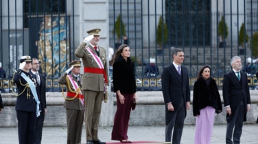 Felipe VI felicita a las Fuerzas Armadas por su papel en Valencia tras la tragedia de la DANA