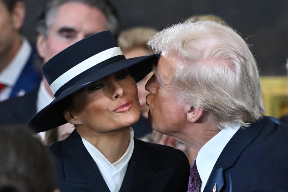 Trump se acerca a besar a Melania antes de tomar posesión.