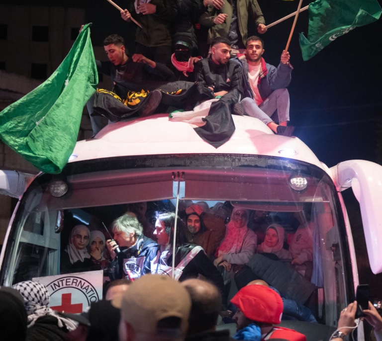 Fuegos artificiales y multitudes para recibir a los 90 presos palestinos excarcelados por Israel
