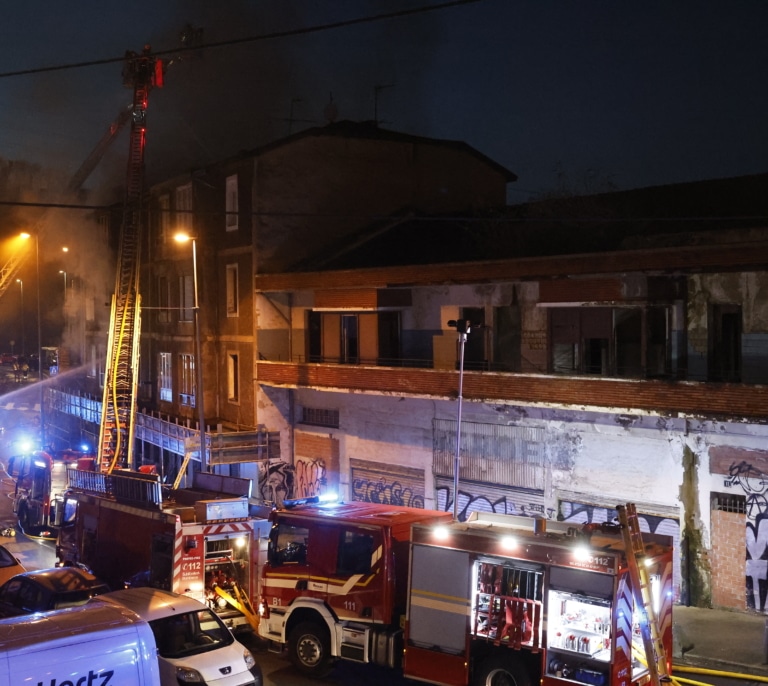 Fallece un hombre tras saltar del tercer piso de un edificio en llamas en Basauri