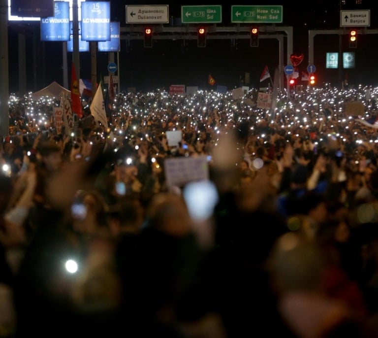 Los estudiantes serbios tumban al primer ministro en las mayores protestas desde la era Milosevic