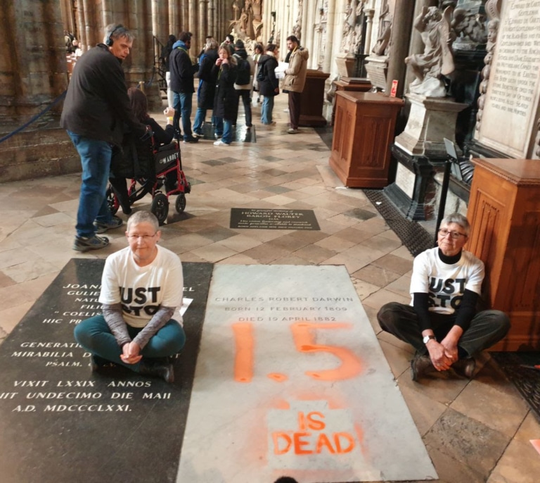 Dos jubiladas pintan la tumba de Darwin para denunciar la superación del límite de 1,5 ºC en las temperaturas 