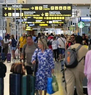 La jornada con avisos por mal tiempo en Baleares arranca con cancelaciones [...]