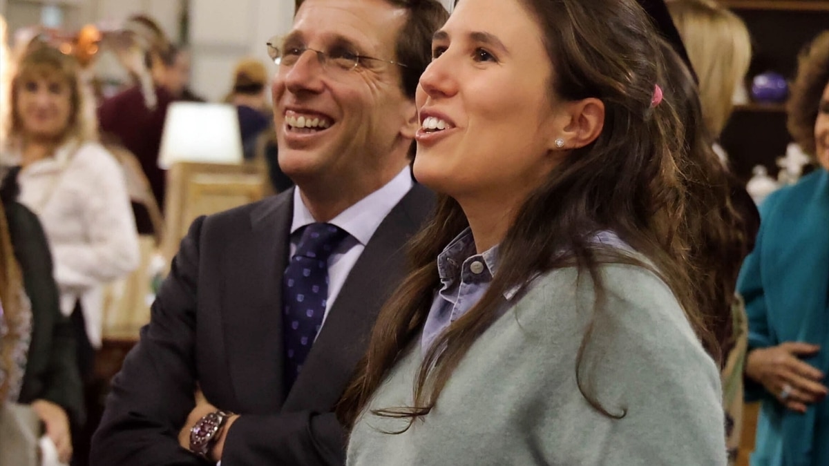 Jose Luis Martínez Almeida y Teresa Urquijo en el Rastrillo Nuevo Futuro, en una foto de archivo de 2024